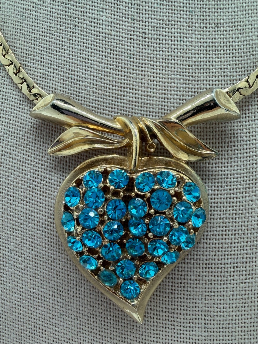 Vintage gold tone blue rhinestone heart necklace